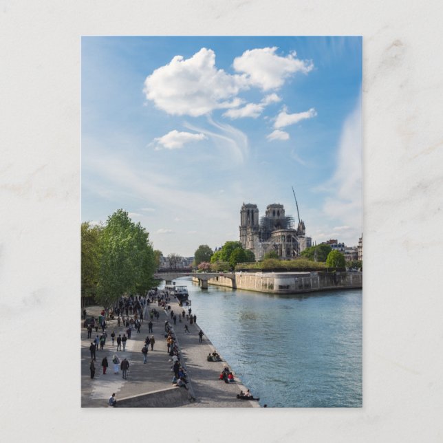 Carte Postale Notre Dame de Paris, le lendemain du feu de 2019 (Devant)