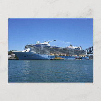 Carte Postale Ovation of the Seas amarré au quai circulaire