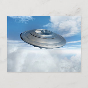 Carte Postale OVNI volant à travers des cieux nuageux.