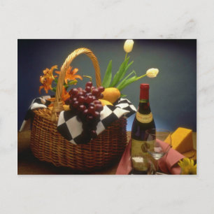 Carte Postale Panier de pique-nique jaune avec vin, fromage, pai