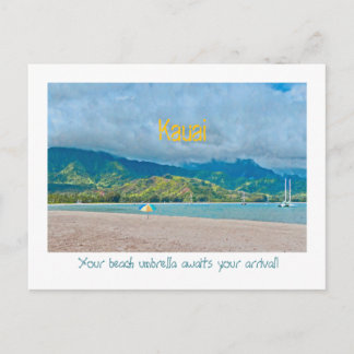 Carte Postale Parapluie de plage isolé sur une plage déserte/Kau