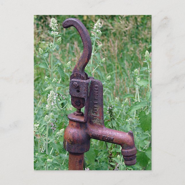 Carte Postale Pas d'eau rouillée ouverte sur une ferme abandonné (Devant)