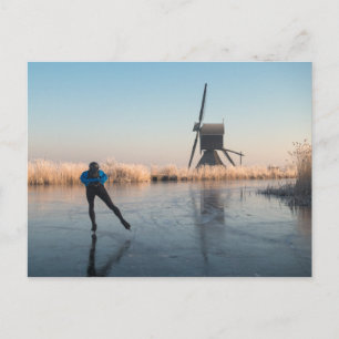 Carte Postale Patinage sur glace au-delà du moulin à vent et des