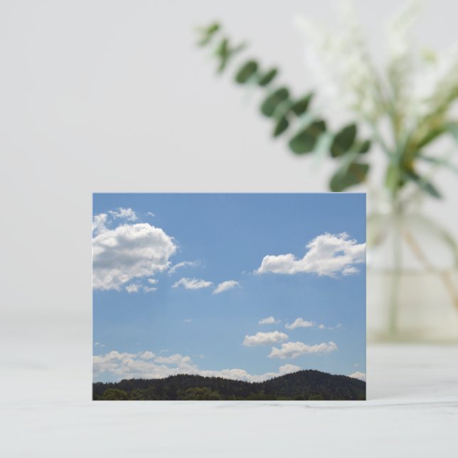 Carte Postale Paysage avec des collines vertes, des arbres et de (Debout devant)