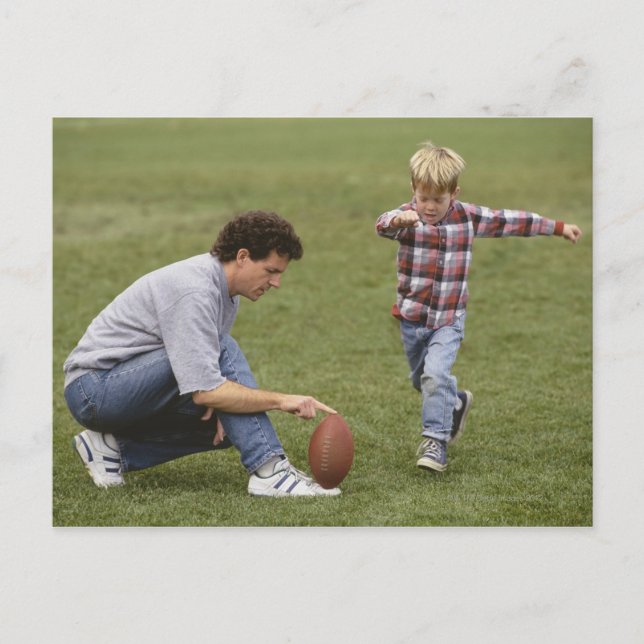 Carte Postale Père et fils (4-6 ans) jouant au football américai (Devant)
