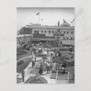 Carte Postale Personnes jouant au mini golf vue surélevée B&W