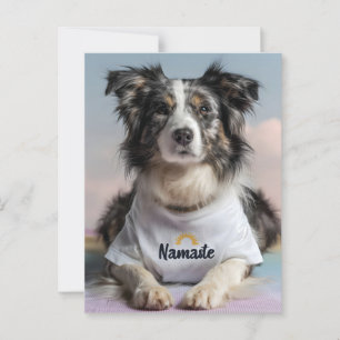 Carte Postale Petit chien dans un T-shirt "Namaste" sur un Yoga