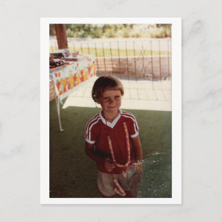 Carte Postale Petit enfant en rouge