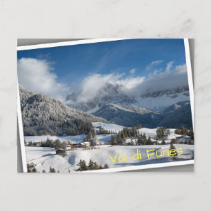 Carte Postale Petit village avec les montagnes des Dolomites dan