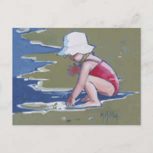 Carte Postale Petite fille avec casquette sur la plage avec vagu