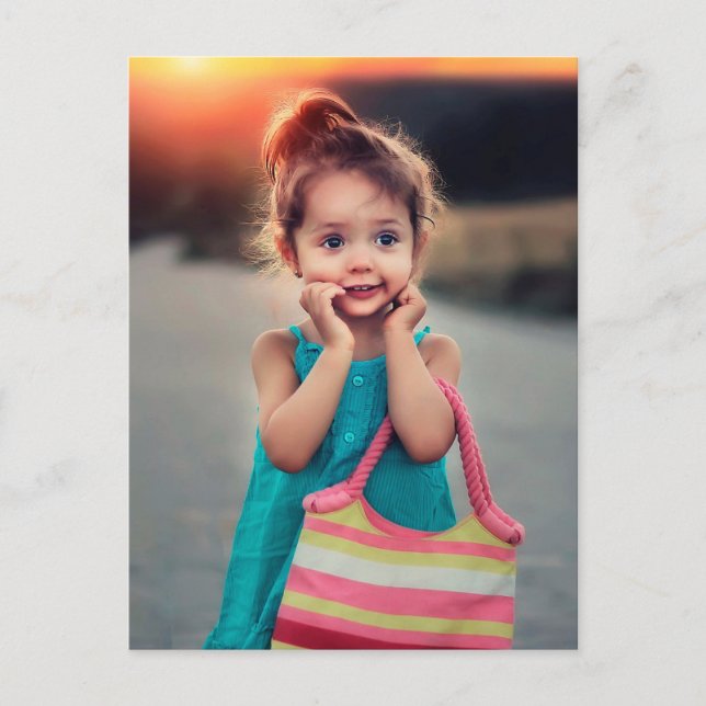 Carte Postale Petite fille avec sac à main rayé (Devant)