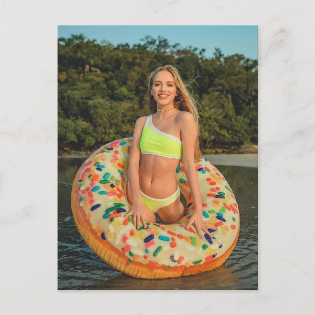 Carte Postale Petite fille en bikini (Devant)