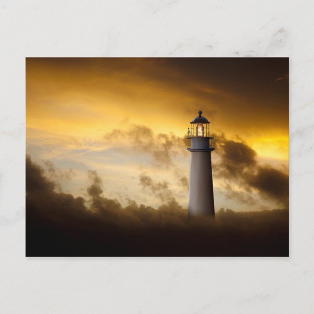 Carte Postale Phare lumineux sous ciel dramatique (Devant)