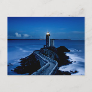 Carte Postale Phare sur mur dans l'océan la nuit