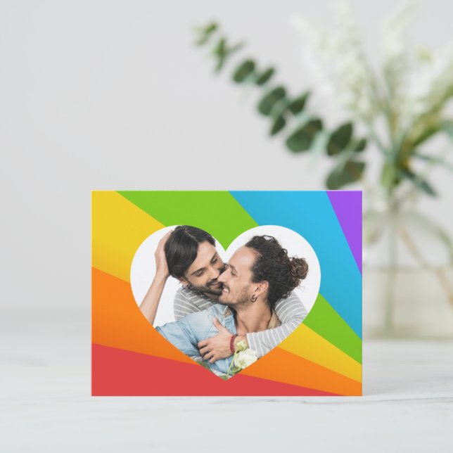 Carte Postale Photo de couple gay arc-en-ciel dans l'amour roman (Debout devant)