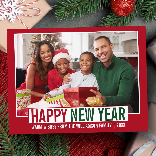 Carte Postale Photo de famille moderne Joyeux Nouvel An Rouge (Customize to change your personalized text size or text style.)