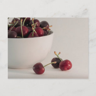 Carte Postale Photo d'un bol de cerises fraîches rouges dans des