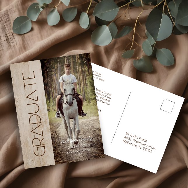 Carte Postale Photo en bois rustique moderne Unisex Graduation (Modern Rustic Wood Photo Unisex Graduation Invitation Postcards.)