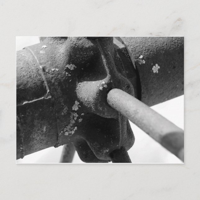 Carte Postale Photo en noir et blanc de la machinerie rouillée (Devant)