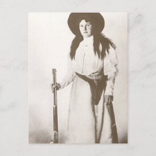 Carte Postale Photo Portrait d'une fille qui tient un fusil, c19