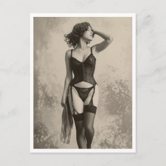 Carte postale pin-up brunette inspirée de l'antiqu