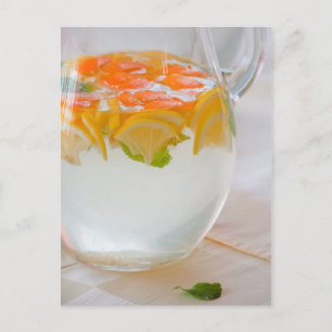 Carte Postale Pitcher avec eau et fruits