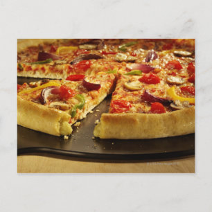 Carte Postale Pizza végétale coupée sur poêle noir sur bois