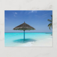 Plage tropicale pittoresque avec parapluie de chau