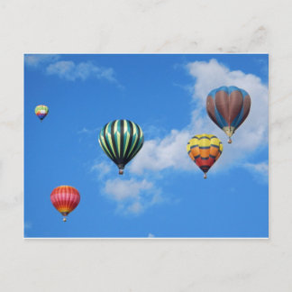 Carte Postale Plusieurs ballons à air chaud dans le ciel