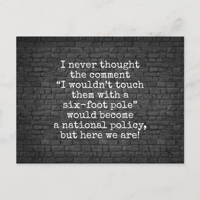 Carte Postale Pôle de six pieds Covid mur en brique blague (Devant)