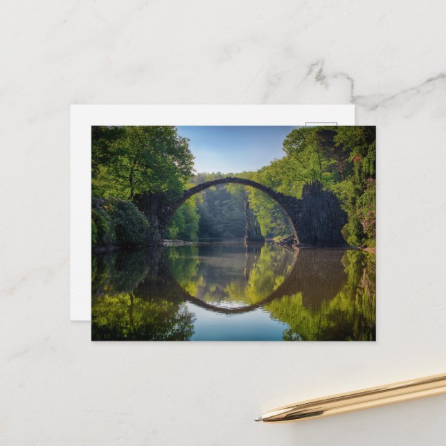 Carte Postale Pont rond gris sur une rivière dans la forêt (Devant/Arrière en situation)