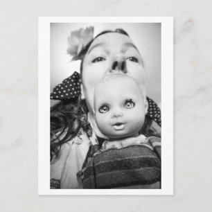 Carte Postale Portrait de poupée - La conteuse de poupées