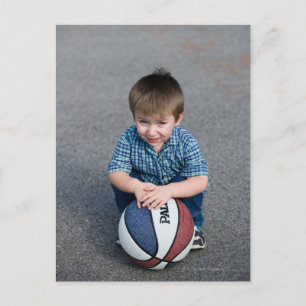 Carte Postale Portrait d'un garçon avec basket-ball à l'extérieu