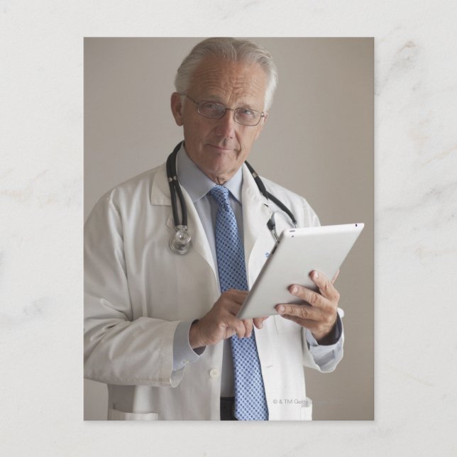 Carte Postale Portrait d'un médecin tenant un numérique (Devant)