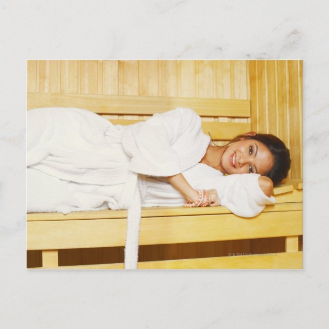 Carte Postale Portrait d'une jeune femme allongée dans un sauna (Devant)