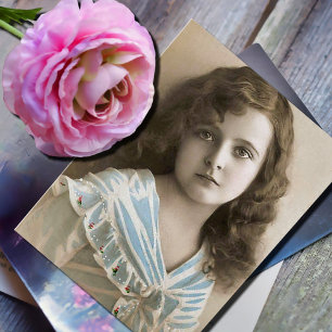 Carte Postale Portrait nostalgique - Petite fille pensive