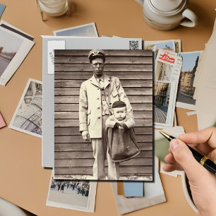 Carte Postale Poste en uniforme avec bébé dans Mailbag