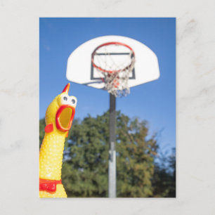 Carte Postale Poulet en caoutchouc jouant au basket-ball