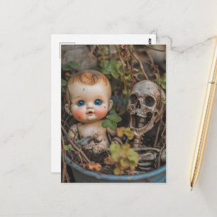Carte Postale Poupée macabre et squelette dans une plante