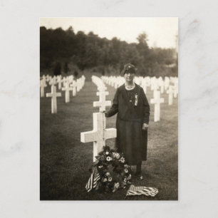 Carte Postale Première Guerre mondiale Mère américaine à sa tomb
