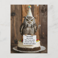 Propre gâteau d'anniversaire tenant une note avec 