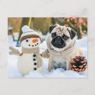 Carte Postale Pug assis à côté d'un bonhomme de neige en hiver