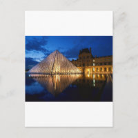 Pyramide en Musée du Louvre, Paris, France