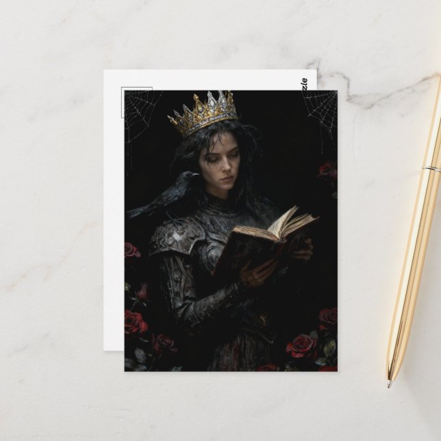 Carte Postale Queen Reading a Book (Devant/Arrière en situation)