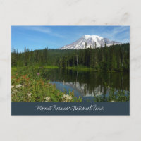 Reflet du lac du mont Rainier avec des fleurs sauv