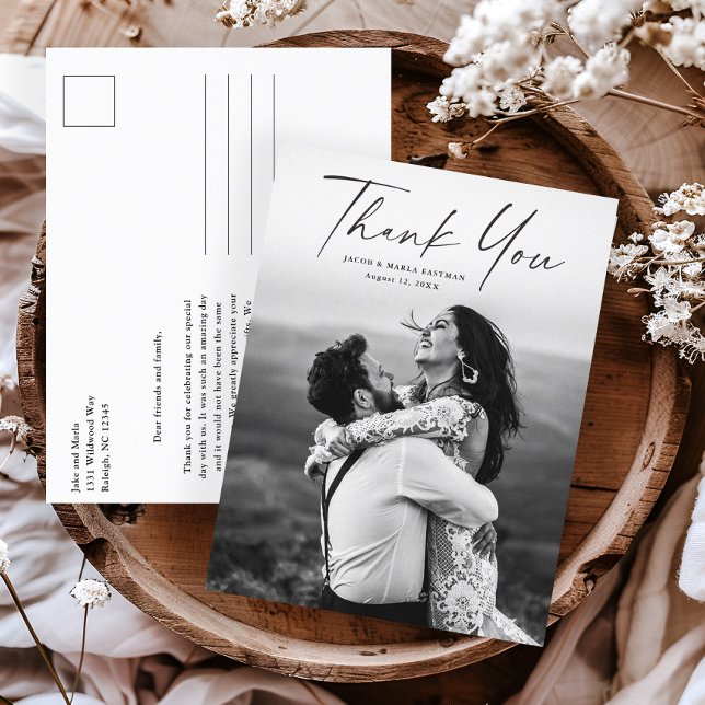 Carte Postale Remerciement de mariage avec photo et écriture mod (Modern script wedding photo thank you postcards.)