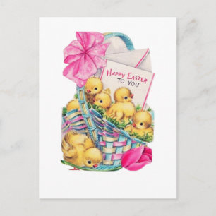 Carte postale rétro de poussins de Pâques dans un 