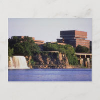 Rideau Falls et l'édifice Pearson, Ottawa (Ontario