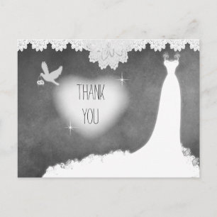 Carte Postale Robe de mariée sur tableau noir avec dentelle et c