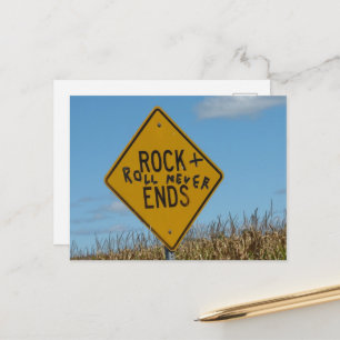 Carte Postale Rock and Roll Never Ends Panneau Rural et Champ de